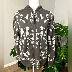 🛍️Leo & Ugo Gray with white floral zipper closure cardigan Size 3 (pit 20 inch)